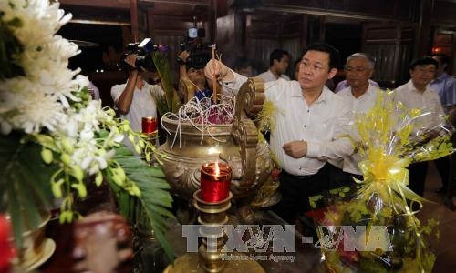 Lãnh đạo Đảng, Nhà nước thăm, tặng quà tri ân các anh hùng liệt sỹ